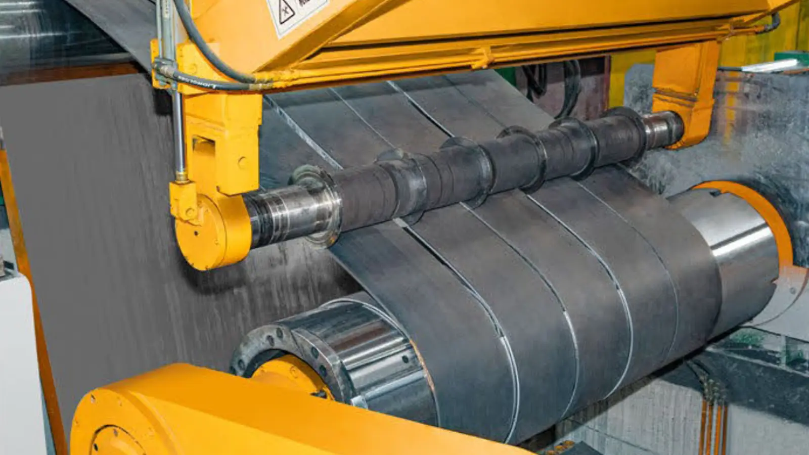 Unit dual blade holder dan dual recoiler untuk slitting koil tebal