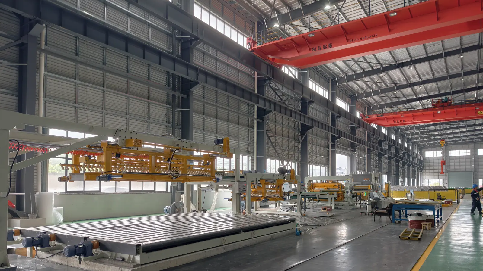 Tampilan umum lini cut to length flying shear 1650 di workshop produksi XIONGJIN